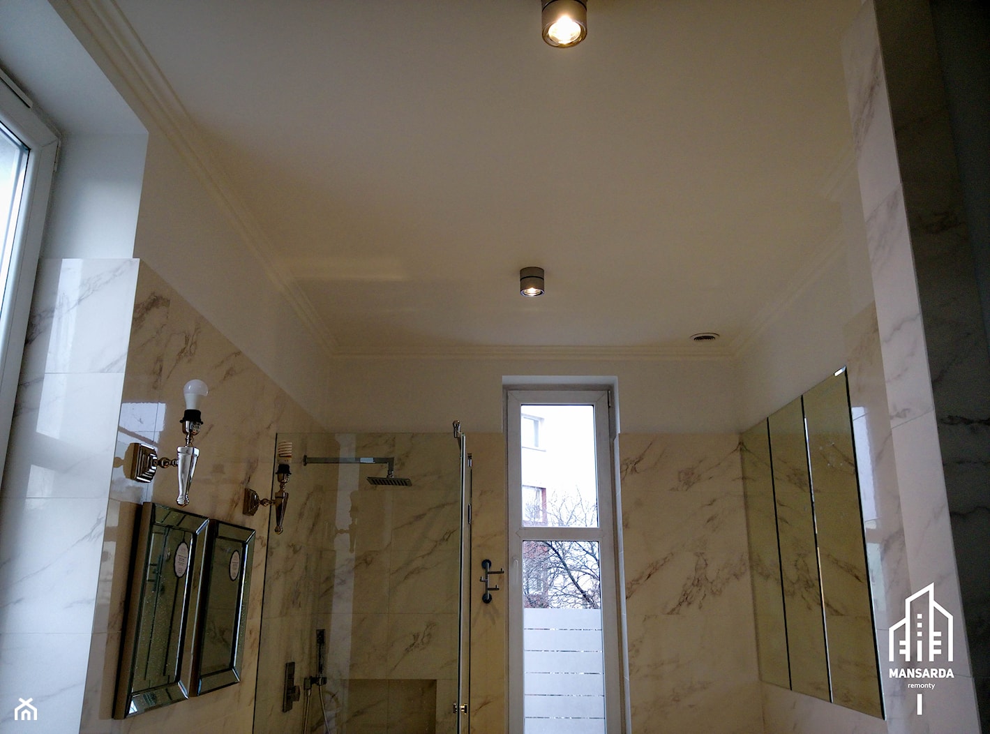Remont mieszkania w kamienicy. - Średnia z lustrem z punktowym oświetleniem łazienka z oknem - zdjęcie od Mansarda Remonty - Homebook