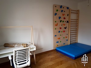 Remont mieszkania w kamienicy. - Mały szary pokój dziecka dla nastolatka dla chłopca dla dziewczynki - zdjęcie od Mansarda Remonty