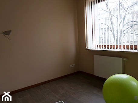 Aranżacje wnętrz - Biuro: Gabinet przed zmianą - Home Staging Studio AP. Przeglądaj, dodawaj i zapisuj najlepsze zdjęcia, pomysły i inspiracje designerskie. W bazie mamy już prawie milion fotografii!