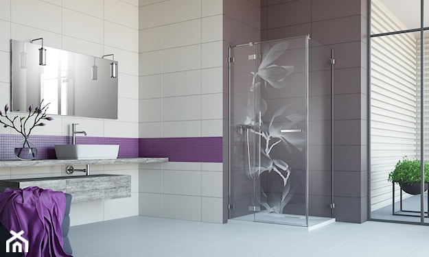 nowoczesna łazienka z fioletowym akcentem i grawerowaną kabiną prysznicową