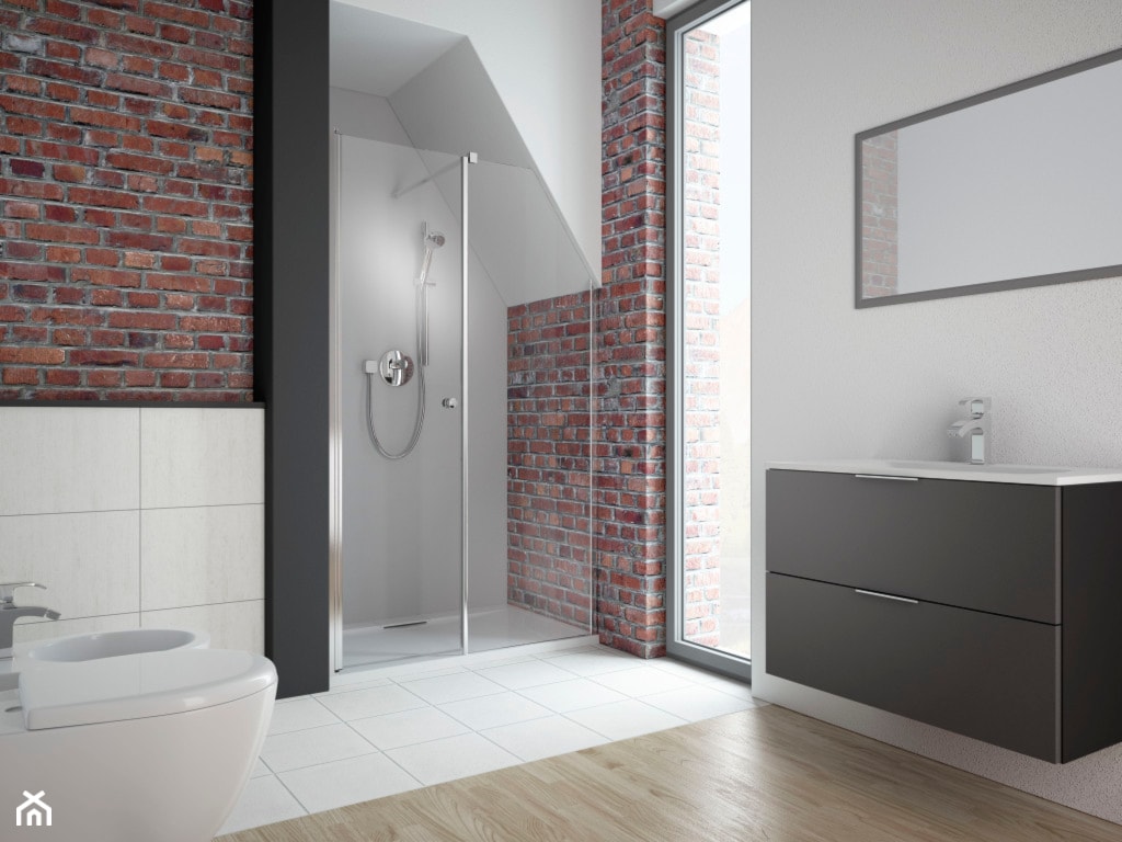 łazienka z kabiną prysznicową na poddaszu z ceglanymi ścianami