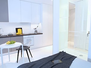 KAWALERKA RELAX - Mała z salonem biała z zabudowaną lodówką z podblatowym zlewozmywakiem kuchnia jednorzędowa, styl nowoczesny - zdjęcie od SPACE DESIGN