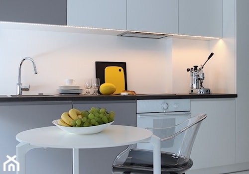 KAWALERKA RELAX - Mała otwarta z salonem biała z zabudowaną lodówką z podblatowym zlewozmywakiem kuchnia jednorzędowa, styl minimalistyczny - zdjęcie od SPACE DESIGN