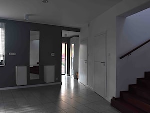 projekt wnętrza domu - Mosina - Duży biały czarny hol / przedpokój, styl nowoczesny - zdjęcie od NKW - wnętrza