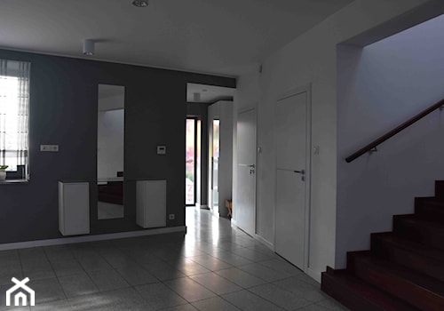 projekt wnętrza domu - Mosina - Duży biały czarny hol / przedpokój, styl nowoczesny - zdjęcie od NKW - wnętrza