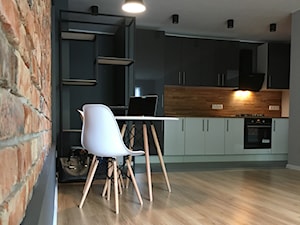 projekt mieszkania - Poznań, Dębiec - Średnia z salonem beżowa czarna szara z zabudowaną lodówką z podblatowym zlewozmywakiem kuchnia jednorzędowa, styl glamour - zdjęcie od NKW - wnętrza