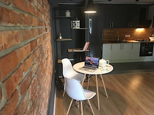 projekt mieszkania - Poznań, Dębiec - Średnia otwarta czarna z zabudowaną lodówką z nablatowym zlewozmywakiem kuchnia jednorzędowa, styl glamour - zdjęcie od NKW - wnętrza