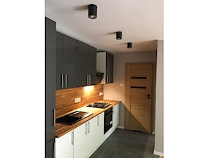 projekt mieszkania - Poznań, Dębiec - Mała z salonem beżowa biała z zabudowaną lodówką z podblatowym zlewozmywakiem kuchnia jednorzędowa, styl nowoczesny - zdjęcie od NKW - wnętrza