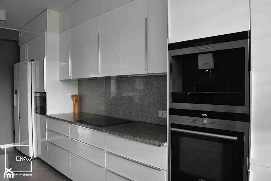 projekt wnętrza domu - Mosina - Średnia zamknięta czarna z zabudowaną lodówką kuchnia jednorzędowa z marmurem nad blatem kuchennym, styl nowoczesny - zdjęcie od NKW - wnętrza