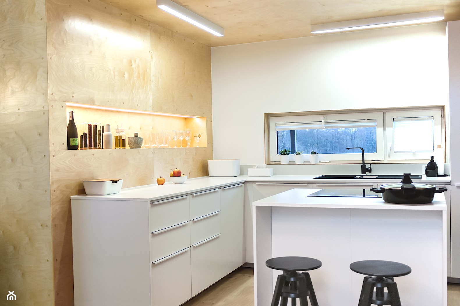 Otwarta na salon kuchnia z wyspą do gotowania, którą wyposażono w płytę indukcyjną. - zdjęcie od SZARA/studio - Homebook