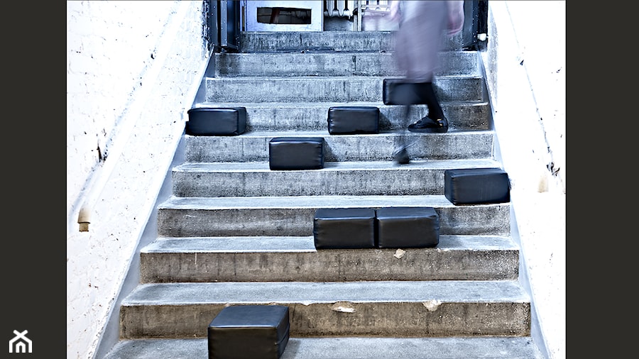 Nawet schody wykorzystaliśmy na potrzeby klubowiczów – rozrzucone są tam uszyte na wymiar czarne poduszki. - zdjęcie od SZARA/studio