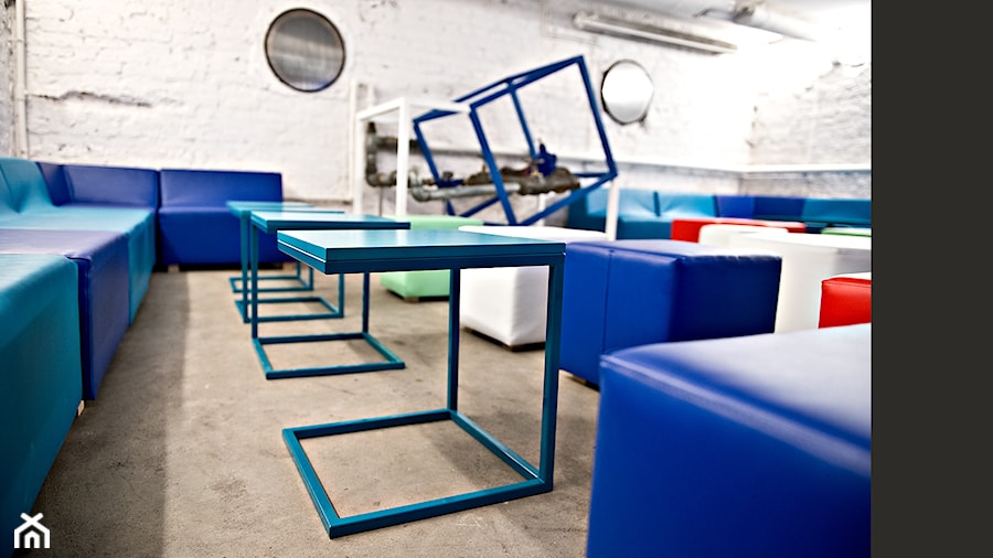 Klubowe meble otrzymały do kompletu stworzone przez nas niewielkie stoliki: wytrzymałe, ale lekkie i mobilne - pozwalające na szybkie przearanżowanie wnętrza. - zdjęcie od SZARA/studio