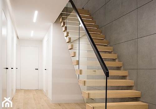drewniane schody półkowe i drzwi z ukrytą ościeżnicą - zdjęcie od SZARA/studio