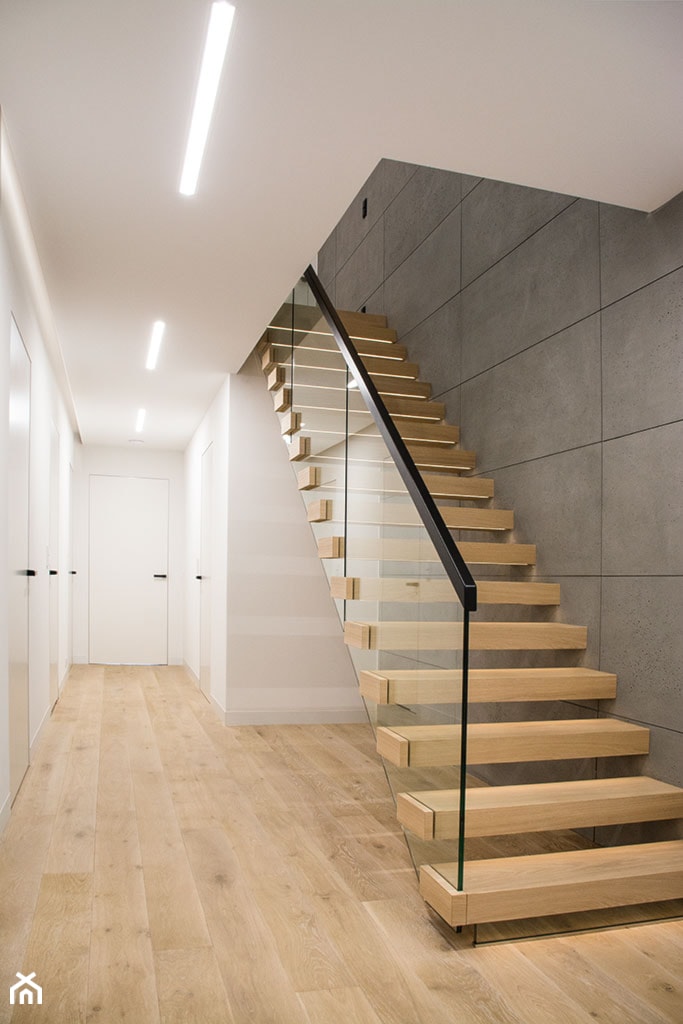 drewniane schody półkowe i drzwi z ukrytą ościeżnicą - zdjęcie od SZARA/studio - Homebook
