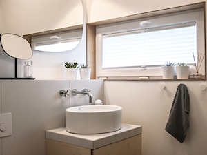 Dobrze rozplanowana łazienka - mimo niewielkich rozmiarów, dzięki przeniesieniu pralki do kuchni - pomieściła wannę z parawanem. - zdjęcie od SZARA/studio