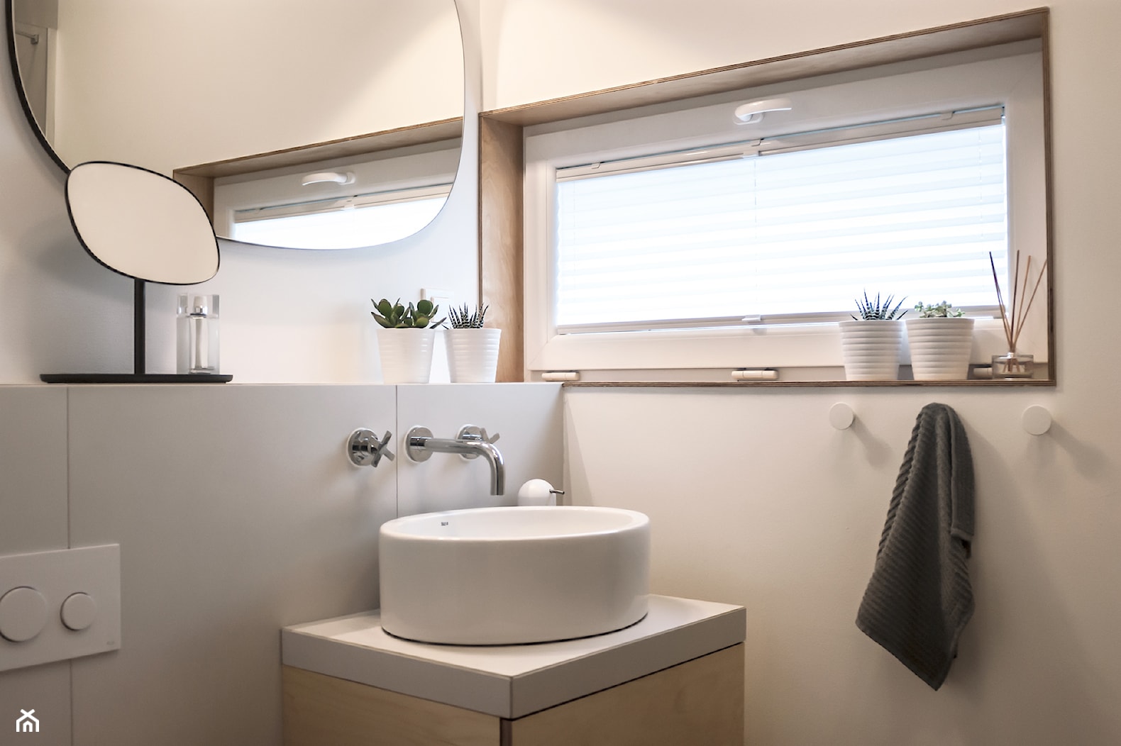 Dobrze rozplanowana łazienka - mimo niewielkich rozmiarów, dzięki przeniesieniu pralki do kuchni - pomieściła wannę z parawanem. - zdjęcie od SZARA/studio - Homebook
