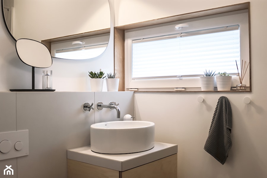 Dobrze rozplanowana łazienka - mimo niewielkich rozmiarów, dzięki przeniesieniu pralki do kuchni - pomieściła wannę z parawanem. - zdjęcie od SZARA/studio