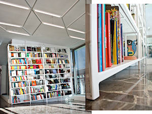Niesforny regał do części księgarnianej, przekrzywiony jak logotyp galerii, zaprojektowany został specjalnie do tego wnętrza. - zdjęcie od SZARA/studio