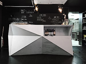 Wykonana z pomalowanej sklejki lada „w niskiej rozdzielczości” – mebel powstały z myślą o potrzebach kelnerów, ustawiony na styku kuchni i sali jadalnej. - zdjęcie od SZARA/studio
