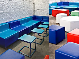 Specjalnie na potrzeby tego wnętrza, zaprojektowaliśmy system siedzisk: prostych brył w mocnych kolorach, z towarzyszącymi im stolikami. - zdjęcie od SZARA/studio