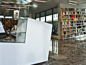 Wielofunkcyjne wnętrze odnowionej Galerii Miejskiej pozwala aranżować je według potrzeb. - zdjęcie od SZARA/studio