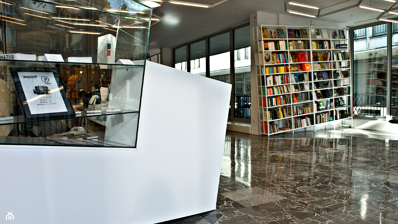 Wielofunkcyjne wnętrze odnowionej Galerii Miejskiej pozwala aranżować je według potrzeb. - zdjęcie od SZARA/studio - Homebook