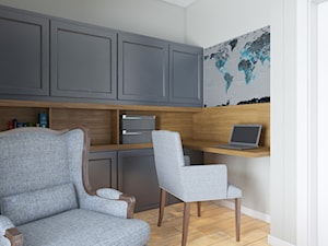 Małe w osobnym pomieszczeniu z zabudowanym biurkiem szare biuro, styl nowoczesny - zdjęcie od Totius Studio
