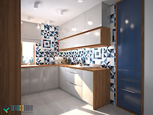 Dom pod Wroclawiem - Średnia otwarta biała niebieska z zabudowaną lodówką z nablatowym zlewozmywakiem kuchnia w kształcie litery l, styl nowoczesny - zdjęcie od Totius Studio