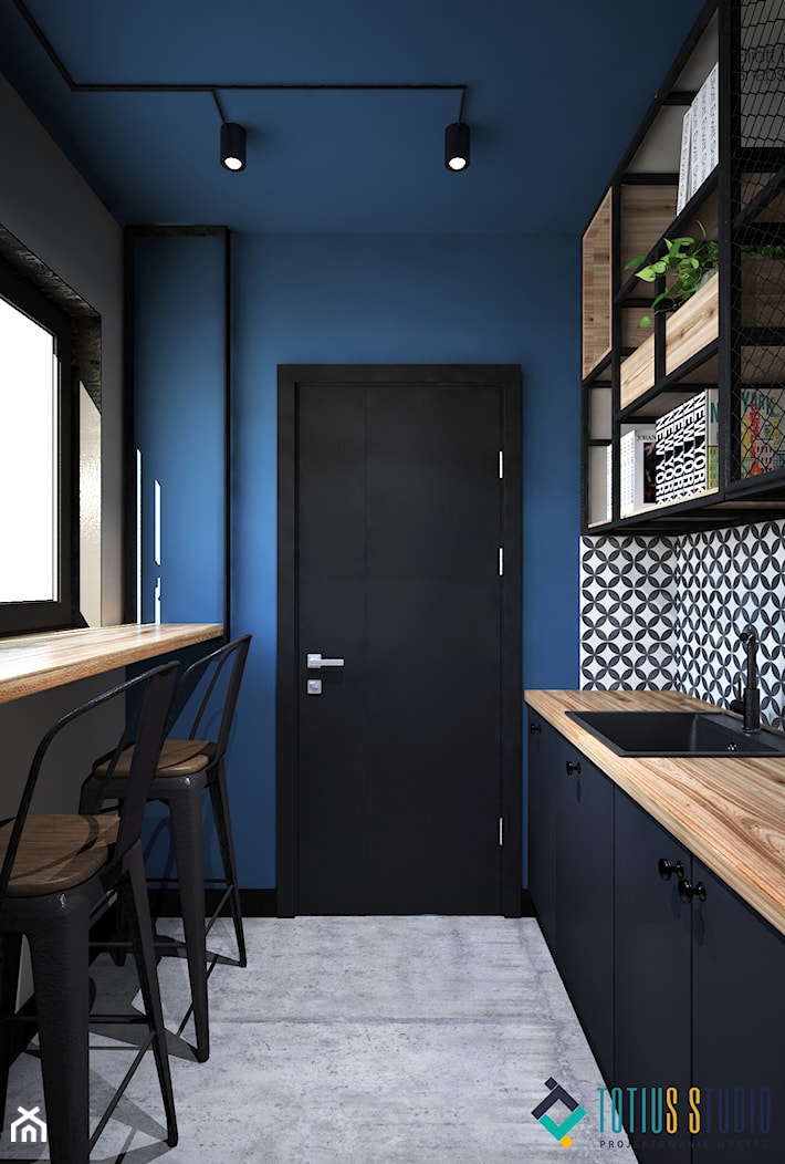 biuro w stylu industrialnym - Średnia zamknięta niebieska z podblatowym zlewozmywakiem kuchnia jednorzędowa z oknem, styl industrialny - zdjęcie od Totius Studio - Homebook