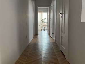 Korytarz z podłogą w jodełkę francuską - zdjęcie od Wybudujmy dom