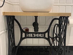 Stolik pod umywalkę ze starej maszyny do szycia Singer - zdjęcie od Wybudujmy dom