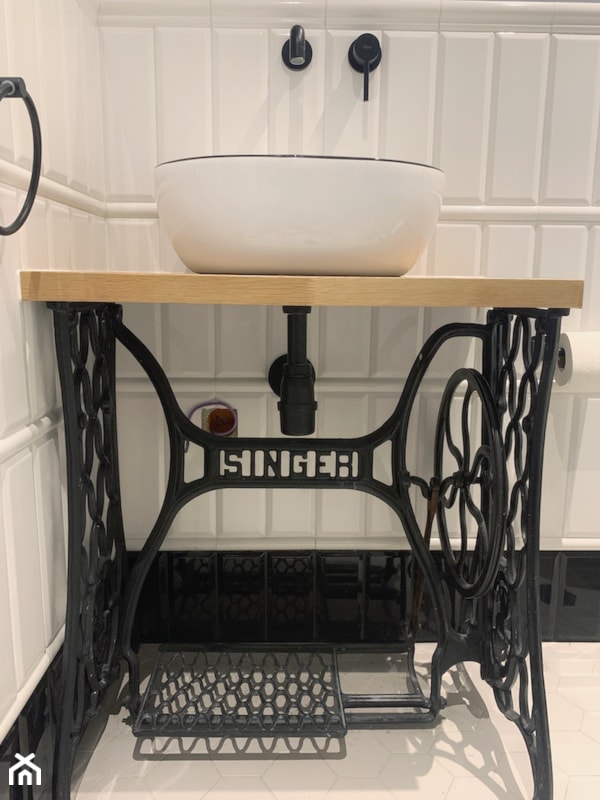 Stolik pod umywalkę ze starej maszyny do szycia Singer - zdjęcie od Wybudujmy dom - Homebook
