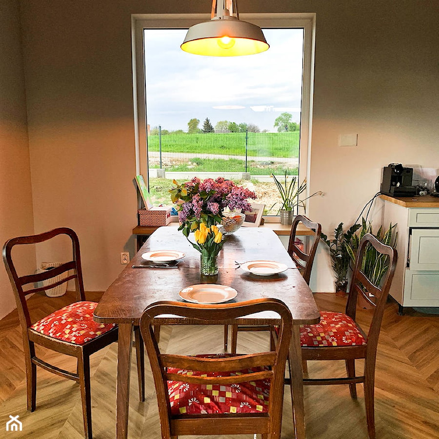 Jadalnia ze starym stołem i z dużym oknem - zdjęcie od Wybudujmy dom