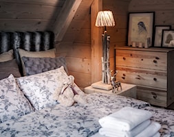 Chalet Nr 4 - Ornacki - Mała beżowa sypialnia na poddaszu, styl rustykalny - zdjęcie od Górska Osada - Luxury Chalets in Tatra Mountains - Homebook