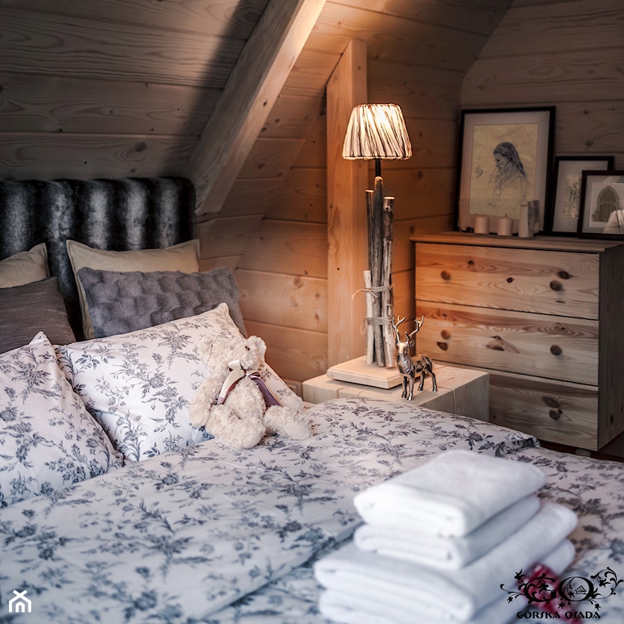 Chalet Nr 4 - Ornacki - Mała beżowa sypialnia na poddaszu, styl rustykalny - zdjęcie od Górska Osada - Luxury Chalets in Tatra Mountains