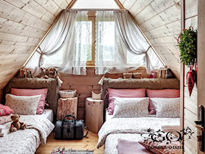 Chalet Nr 1 - Mniszkowy Zapiecek - Mała beżowa sypialnia na poddaszu, styl rustykalny - zdjęcie od Górska Osada - Luxury Chalets in Tatra Mountains