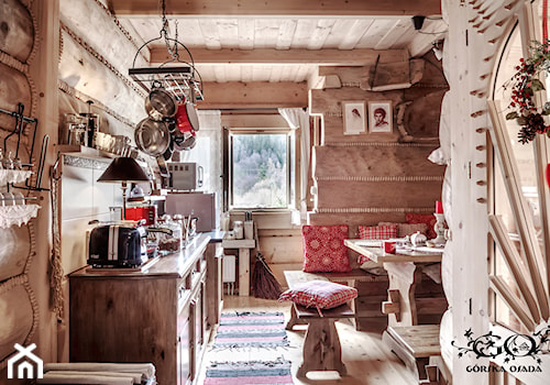 Chalet Nr 2 - Ostomiły - Mała otwarta z salonem z lodówką wolnostojącą kuchnia jednorzędowa z oknem, styl rustykalny - zdjęcie od Górska Osada - Luxury Chalets in Tatra Mountains