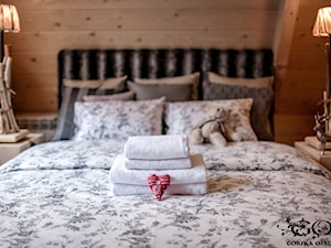 Chalet Nr 4 - Ornacki - Średnia brązowa sypialnia na poddaszu, styl rustykalny - zdjęcie od Górska Osada - Luxury Chalets in Tatra Mountains