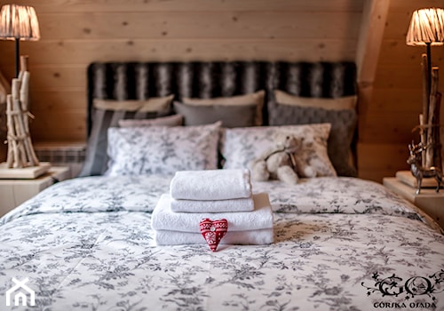 Chalet Nr 4 - Ornacki - Średnia brązowa sypialnia na poddaszu, styl rustykalny - zdjęcie od Górska Osada - Luxury Chalets in Tatra Mountains