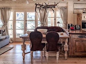 Chalet Nr 4 - Ornacki - Średni salon z kuchnią z jadalnią z tarasem / balkonem, styl rustykalny - zdjęcie od Górska Osada - Luxury Chalets in Tatra Mountains