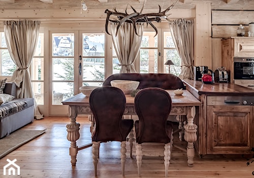 Chalet Nr 4 - Ornacki - Średni salon z kuchnią z jadalnią z tarasem / balkonem, styl rustykalny - zdjęcie od Górska Osada - Luxury Chalets in Tatra Mountains