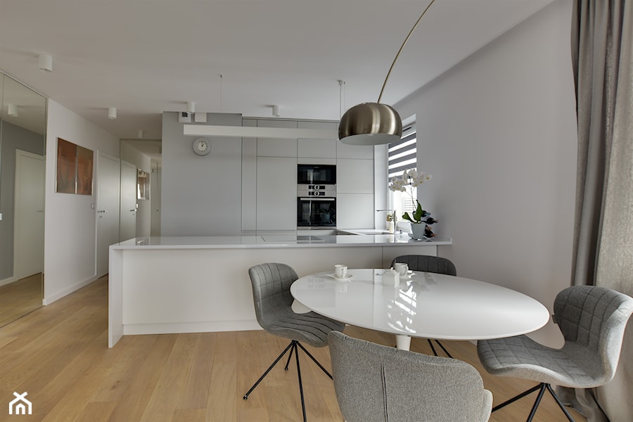 Mieszkanie wg autorstwa studia KAST DESIGN z Paryża - Duża biała jadalnia w kuchni, styl nowoczesny - zdjęcie od Radosław Sobik Fotografia