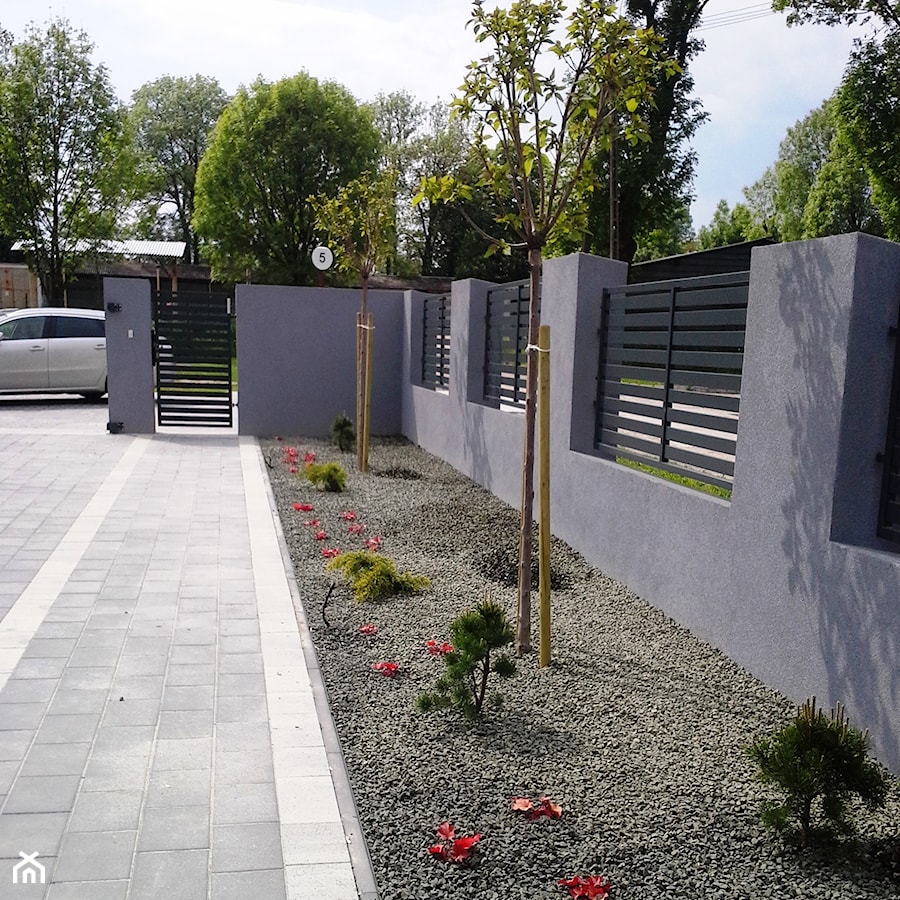 Realizacje - Średni z nawierzchnią pokrytą kostką brukową ogród przed domem - zdjęcie od Twój ogród marzeń