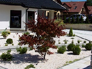 Realizacje - Średni z nawierzchnią pokrytą kostką brukową ogród przed domem - zdjęcie od Twój ogród marzeń