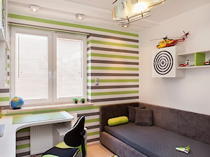TU RZĄDZI KAROL - Średni biały szary zielony pokój dziecka dla dziecka dla chłopca - zdjęcie od FARAT studio Joanna Matwiejuk