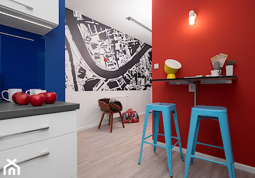 Wnętrza Apartamentów HellaBA - Mała otwarta z kamiennym blatem biała czerwona niebieska kuchnia jednorzędowa, styl glamour - zdjęcie od KUMASHDESIGN Studio projektowe prowadzone przez Katarzynę Szymańską absolwentkę Akademii Sztuk Pięknych w Krakowie.