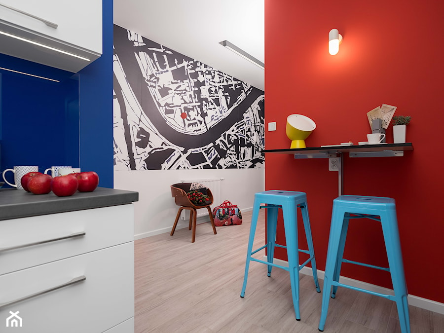 Wnętrza Apartamentów HellaBA - Mała otwarta z kamiennym blatem biała czerwona niebieska kuchnia jednorzędowa, styl glamour - zdjęcie od KUMASHDESIGN Studio projektowe prowadzone przez Katarzynę Szymańską absolwentkę Akademii Sztuk Pięknych w Krakowie.