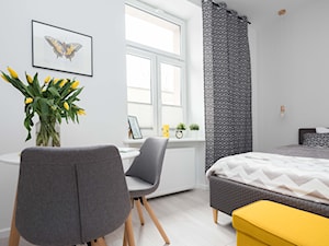 Wnętrza Apartamentów HellaBA - Mała biała sypialnia, styl glamour - zdjęcie od KUMASHDESIGN Studio projektowe prowadzone przez Katarzynę Szymańską absolwentkę Akademii Sztuk Pięknych w Krakowie.