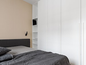 Apartament na krakowskim Kazimierzu. - Mała beżowa sypialnia, styl nowoczesny - zdjęcie od KUMASHDESIGN Studio projektowe prowadzone przez Katarzynę Szymańską absolwentkę Akademii Sztuk Pięknych w Krakowie.