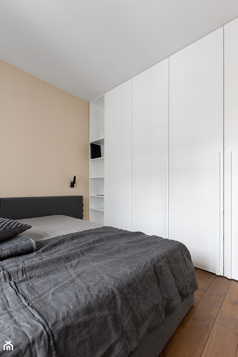 Apartament na krakowskim Kazimierzu. - Mała beżowa sypialnia, styl nowoczesny - zdjęcie od KUMASHDESIGN Studio projektowe prowadzone przez Katarzynę Szymańską absolwentkę Akademii Sztuk Pięknych w Krakowie.